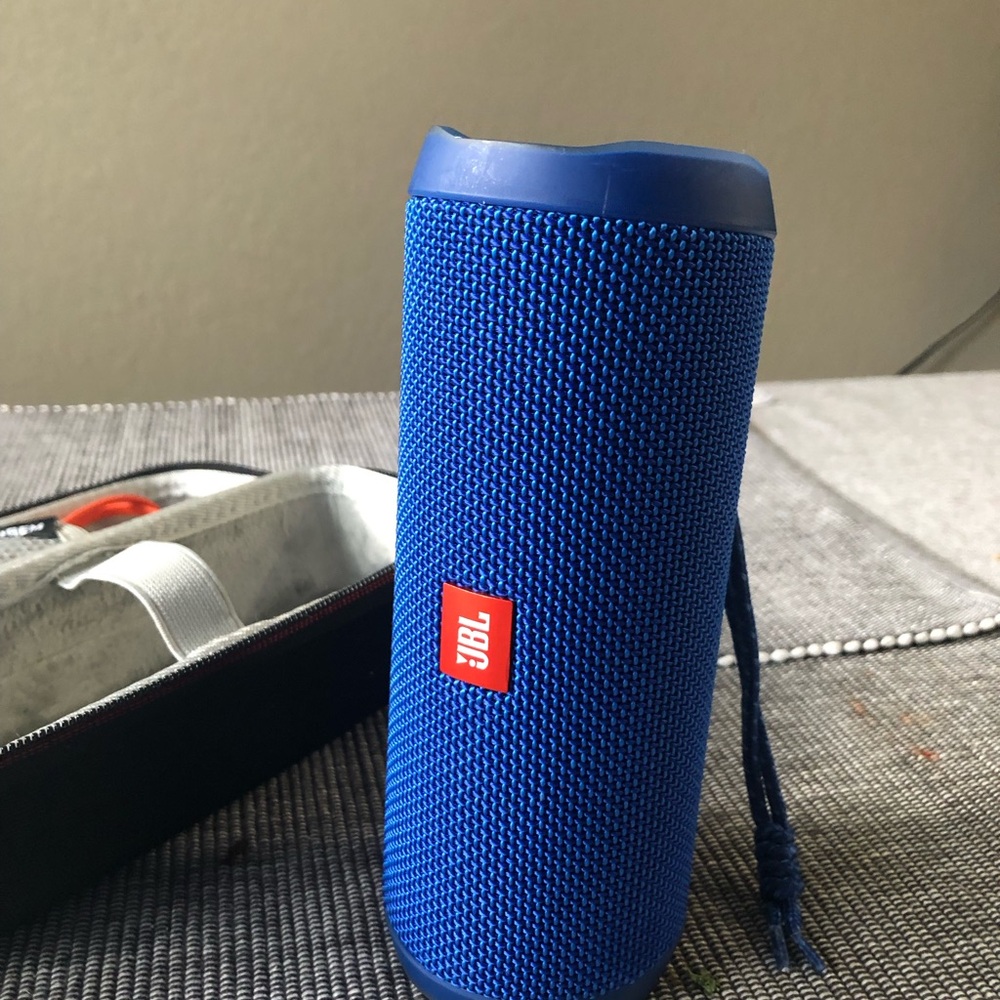 JBL Flip 4 Wireless Bluetooth Speaker and Case